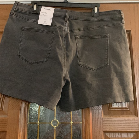 NWT- High Rise- Sonoma - Hits at mid thigh - black stone washed a Size 18 - Picture 3 of 4